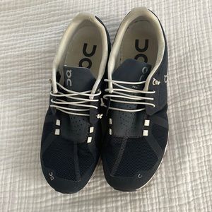 Mens size 10 On Cloud Running Shoes.